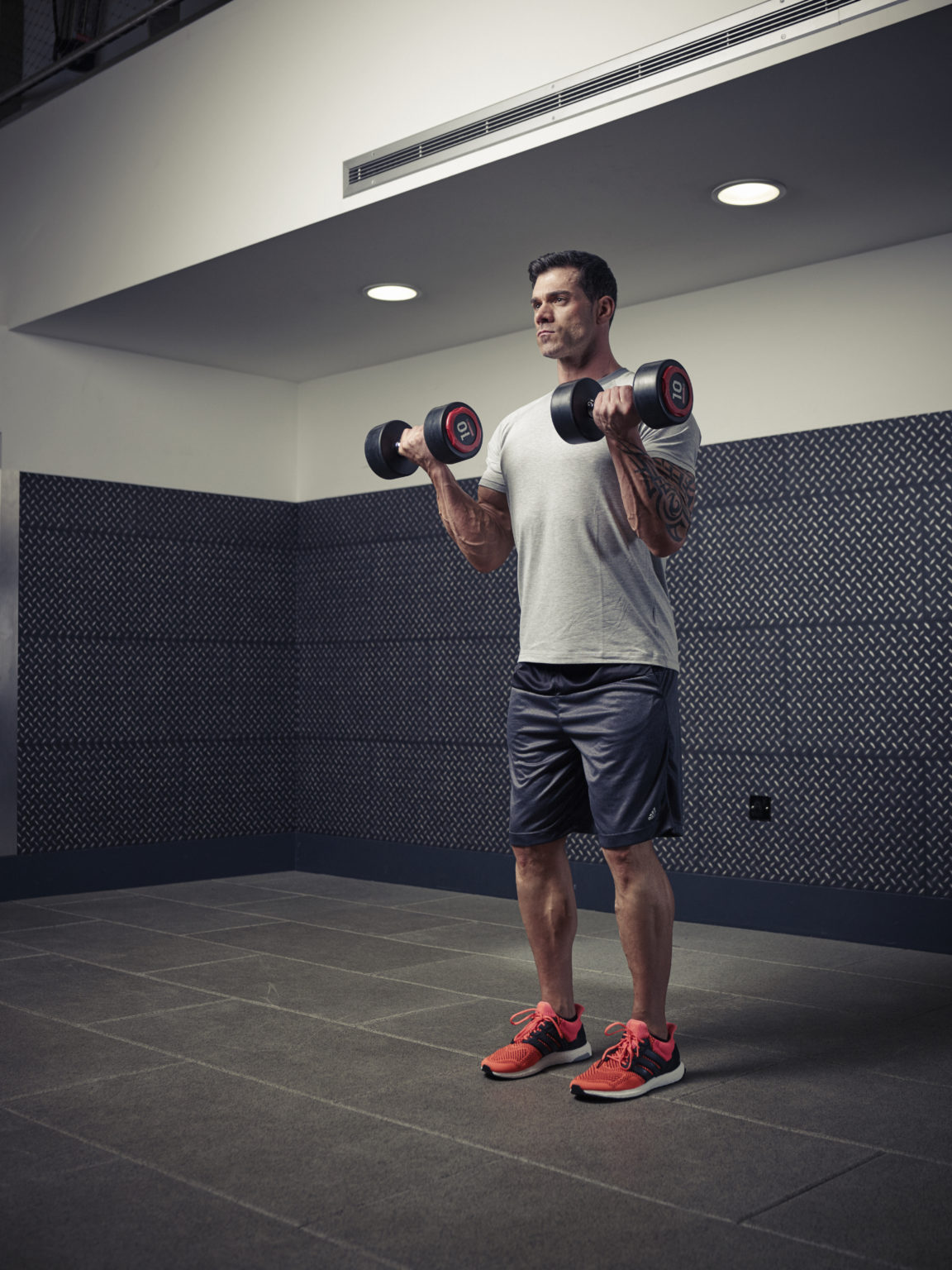 Use the dumbbell bicep curl to build big and strong arms